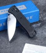 Benchmade - Bugout 535 EDC knife, equipped with black CF-Elite handle